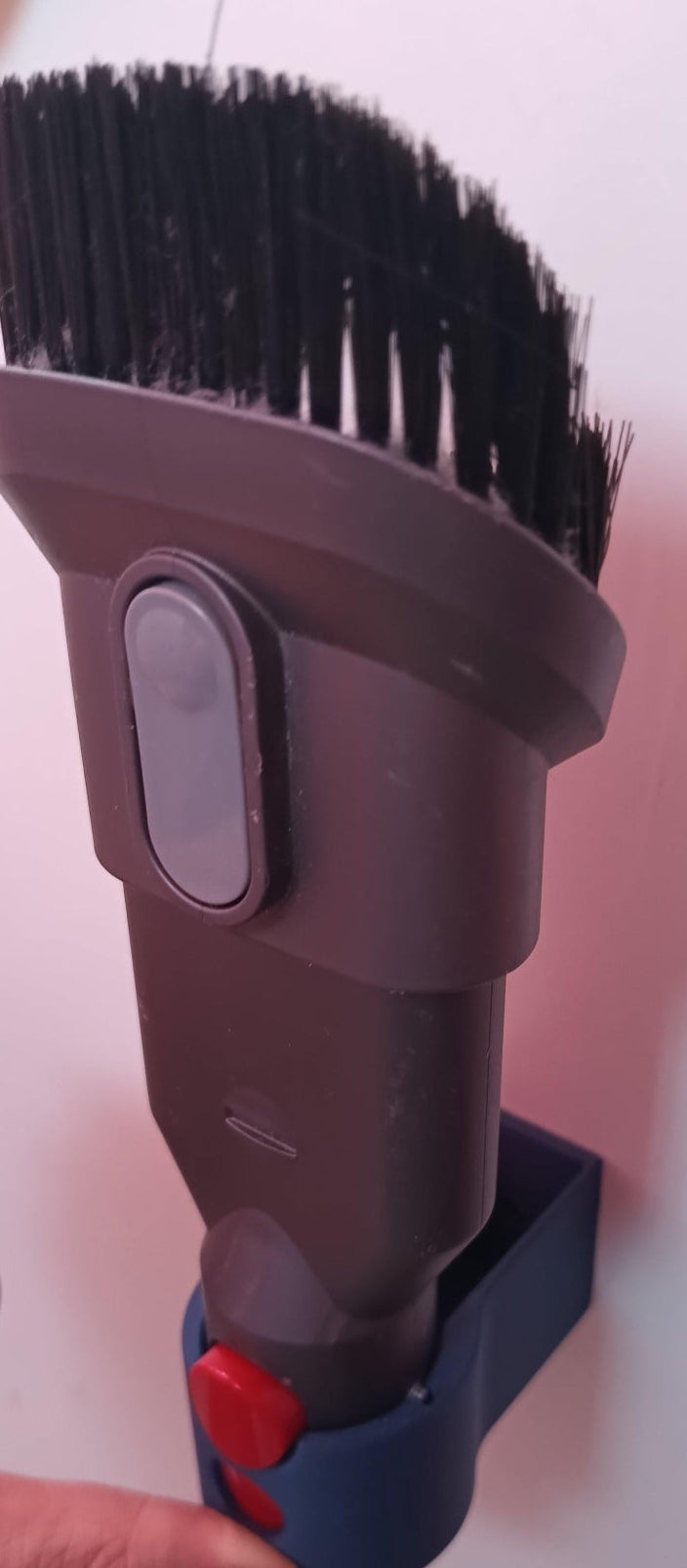 Detaliu suport vertical accesorii Dyson, sistem de fixare stabil