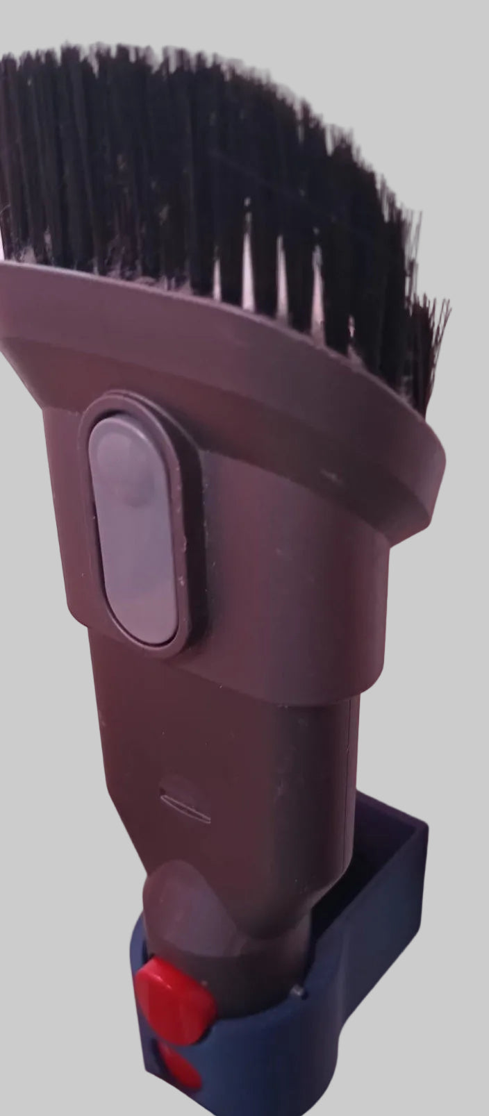 Detaliu suport vertical accesorii Dyson, sistem de fixare stabil