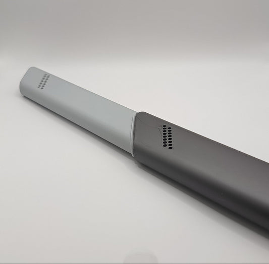 Accesoriu alungit pentru aspirarea spațiilor înguste în mașină sau casă, compatibil cu gama Dyson.