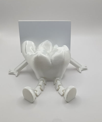 Vedere de sus a unui suport de cărți de vizită alb, cu design ergonomic în formă de dinte stilizat, prezentând o textură fină specifică printării 3D și un slot central pentru carduri.