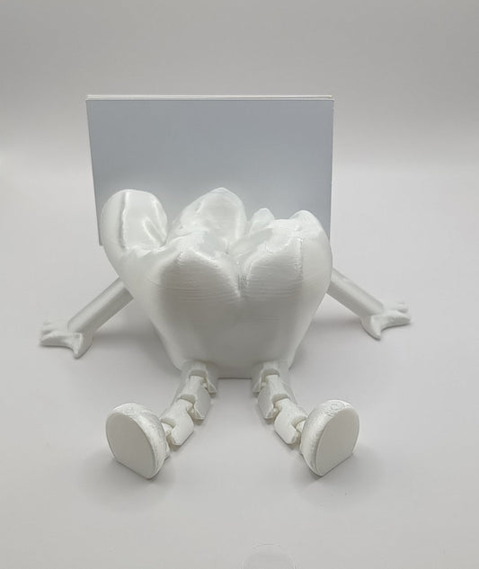 Vedere de sus a unui suport de cărți de vizită alb, cu design ergonomic în formă de dinte stilizat, prezentând o textură fină specifică printării 3D și un slot central pentru carduri.