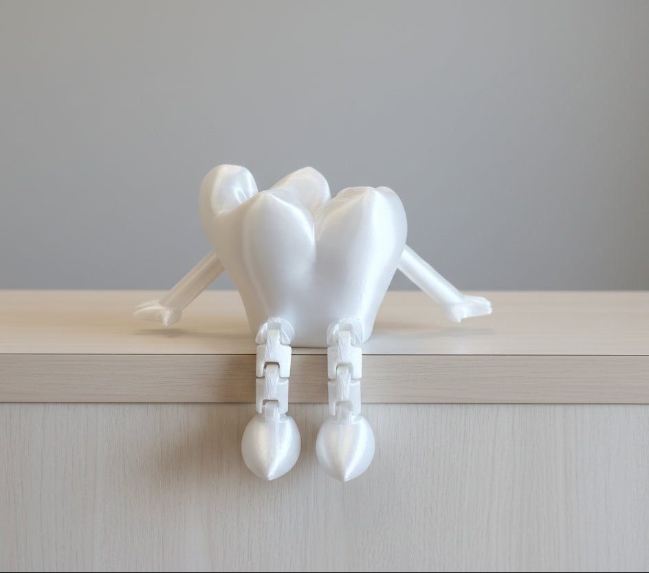 Suport pentru cărți de vizită realizat prin imprimare 3D, în formă de molar alb minimalist, așezat pe un birou de recepție medicală.