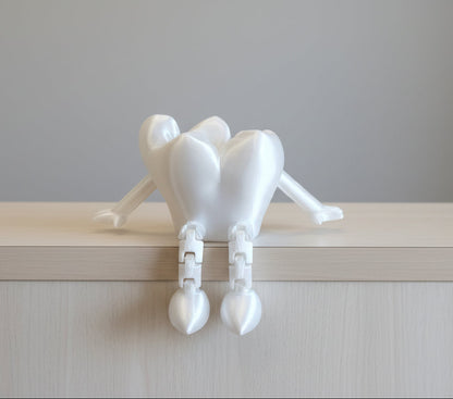Suport pentru cărți de vizită realizat prin imprimare 3D, în formă de molar alb minimalist, așezat pe un birou de recepție medicală.