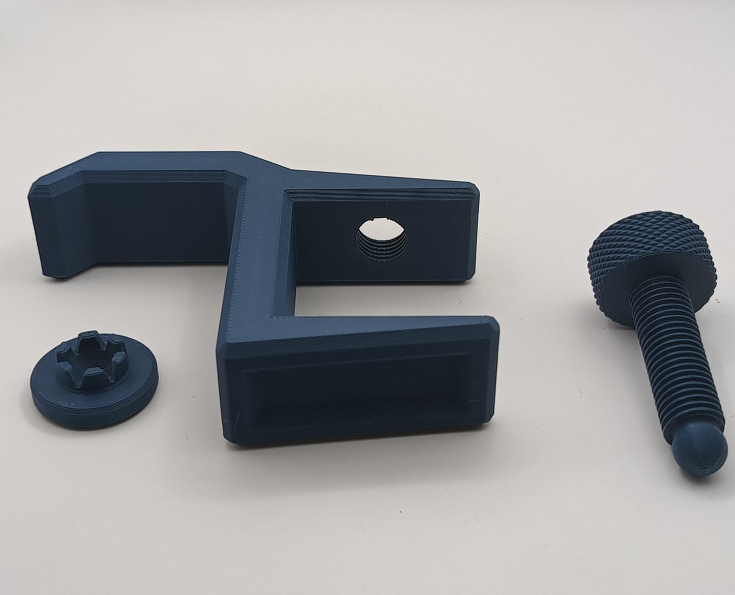 Detaliu sistem fixare suport căști birou cu șurub din plastic