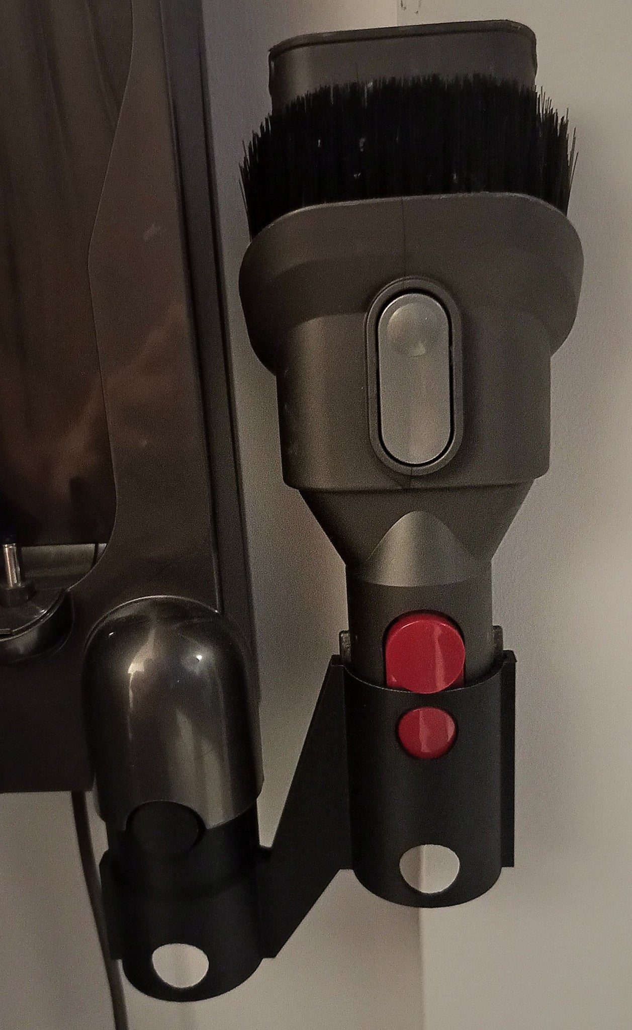 Suport cu 3 accesorii de aspirator Dyson montate, organizare eficientă acasă