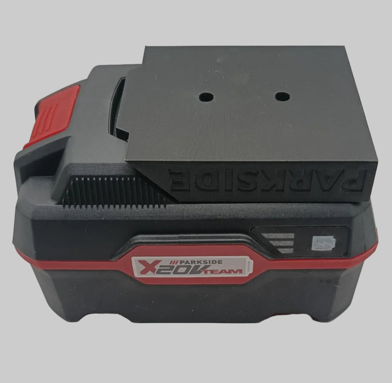 Suport de perete din ABS pentru acumulatori Parkside X20V, fixare sigură pe panou de atelier.