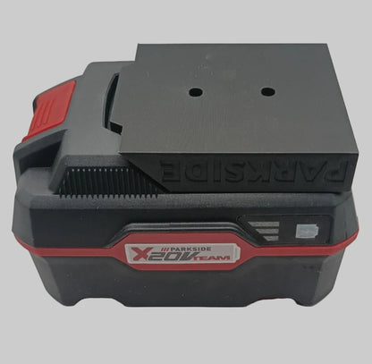 Suport de perete din ABS pentru acumulatori Parkside X20V, fixare sigură pe panou de atelier.