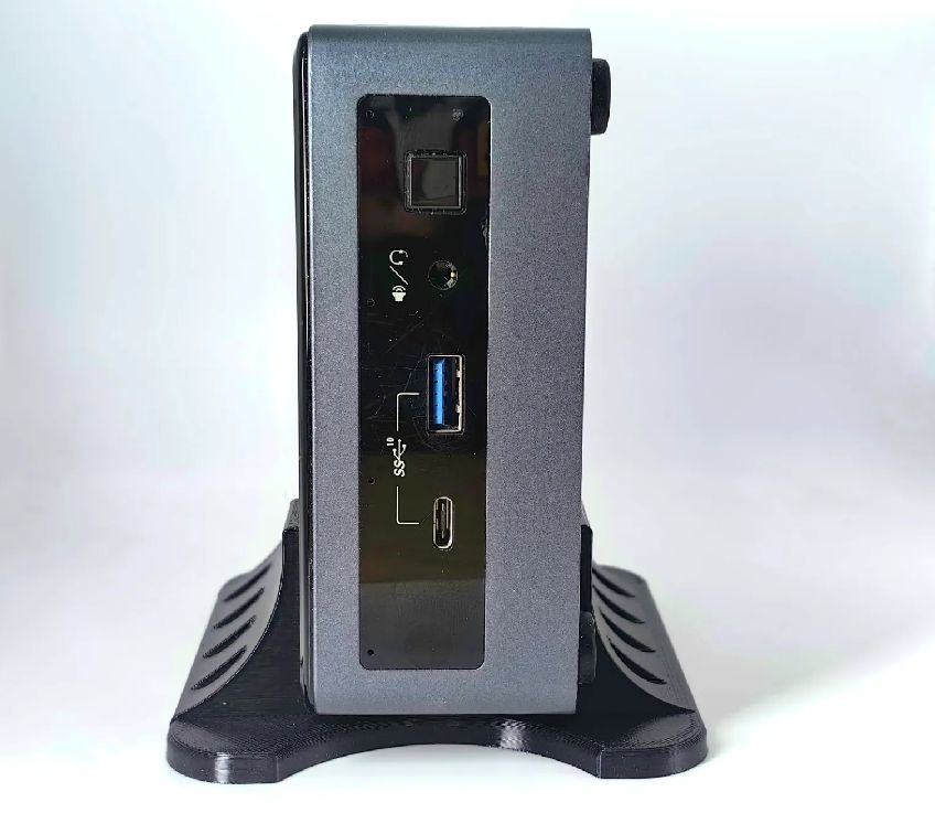 Suport vertical universal cu un Mini PC instalat pentru economie de spațiu pe birou, realizat prin imprimare 3D