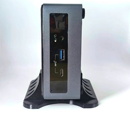 Suport vertical universal cu un Mini PC instalat pentru economie de spațiu pe birou, realizat prin imprimare 3D