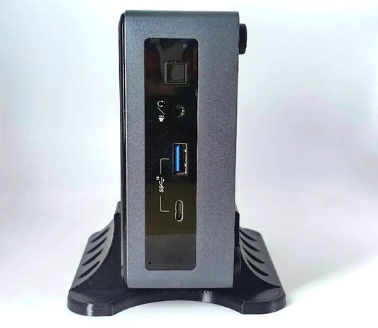 Suport vertical universal cu un Mini PC instalat pentru economie de spațiu pe birou, realizat prin imprimare 3D