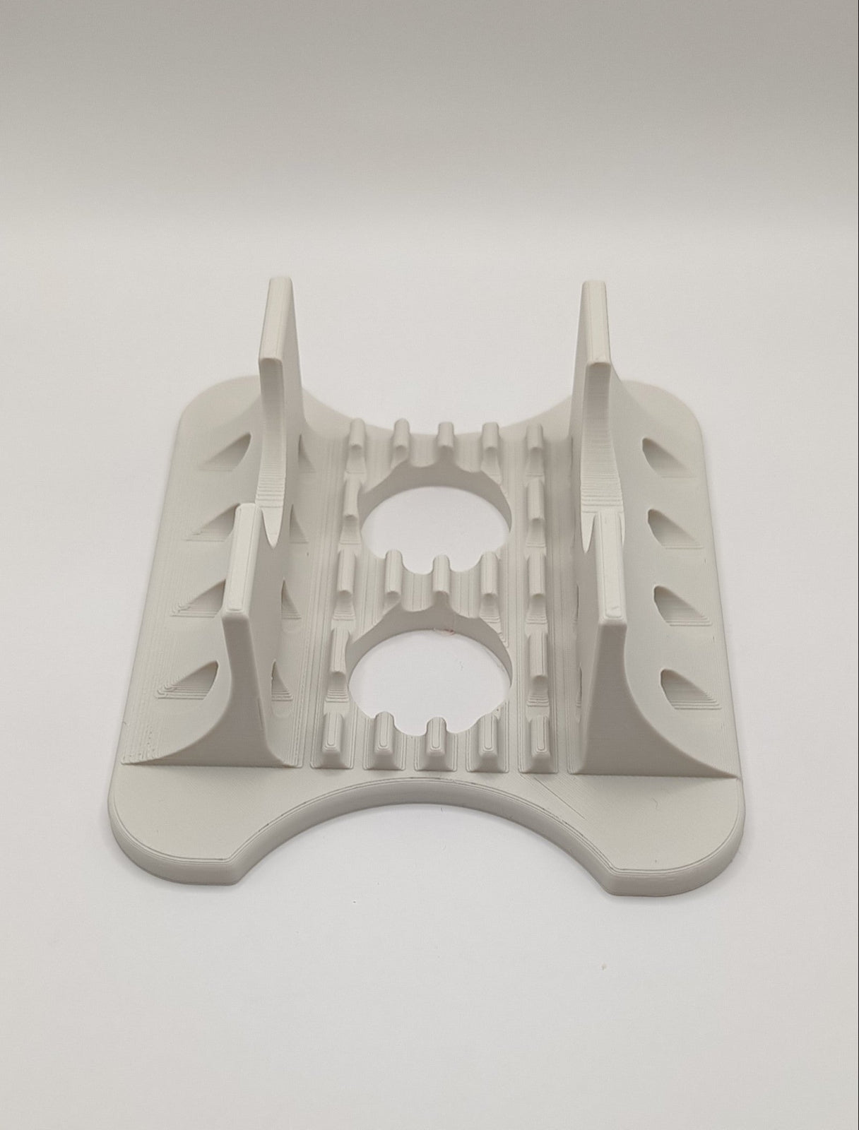 Detaliu finisaj material PLA negru pe un suport de Mini PC stabil, fabricat în România de Atelierulde3D