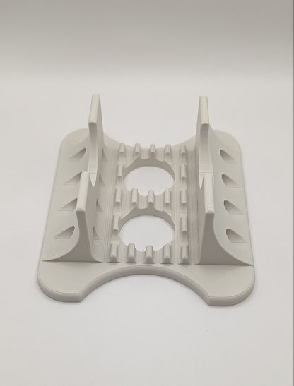 Detaliu finisaj material PLA negru pe un suport de Mini PC stabil, fabricat în România de Atelierulde3D