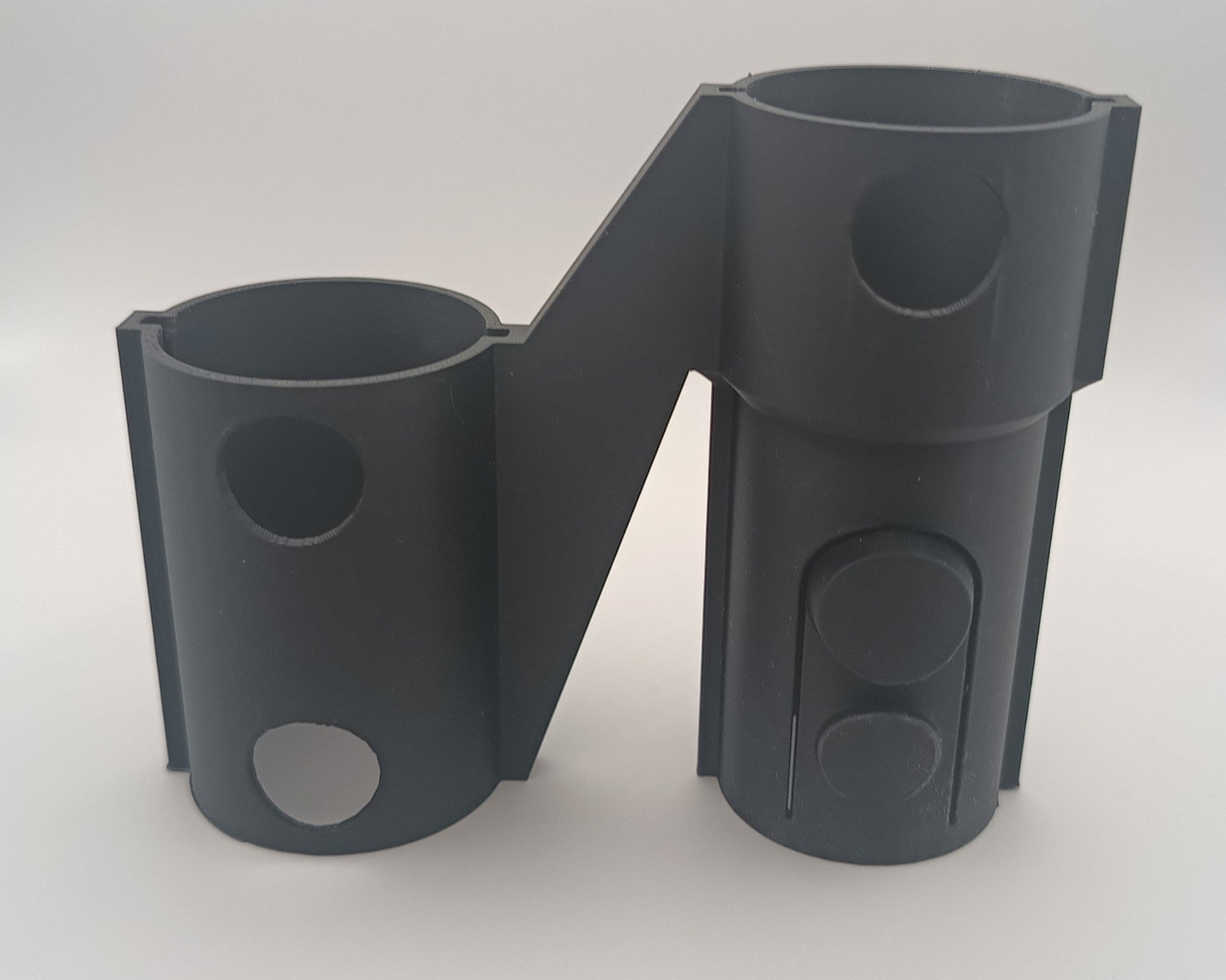 Suport pentru 3 accesorii aspirator Dyson, imprimat 3D în România. Organizează accesoriile eficient și păstrează ordinea.