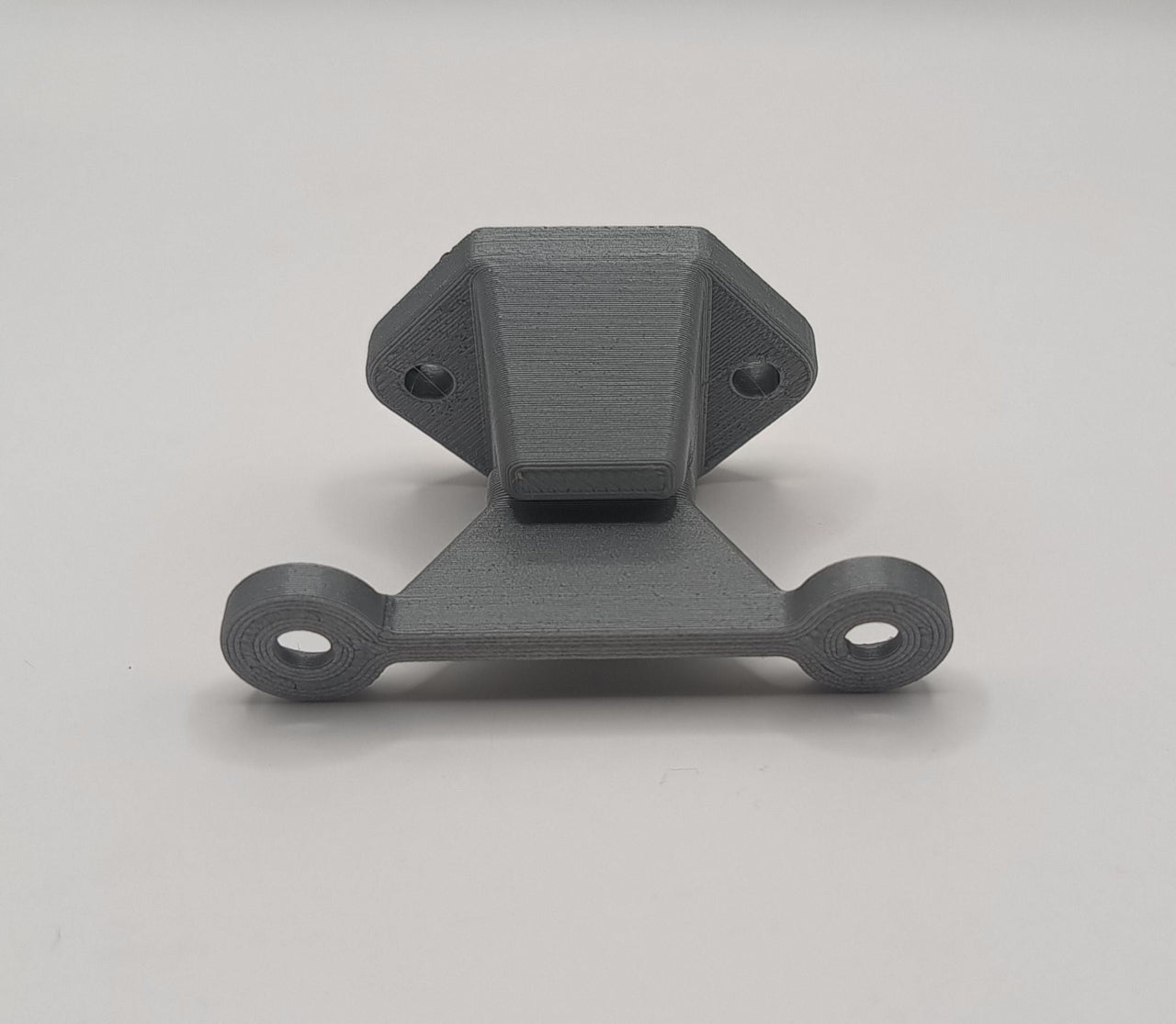 Sistem de fixare prin clipsare format din două piese pentru ușa exterioară a rulotei.