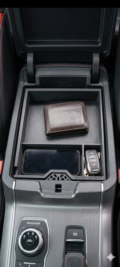 Vedere de sus cu organizatorul de consolă centrală montat perfect în cotiera unui Ford Ranger