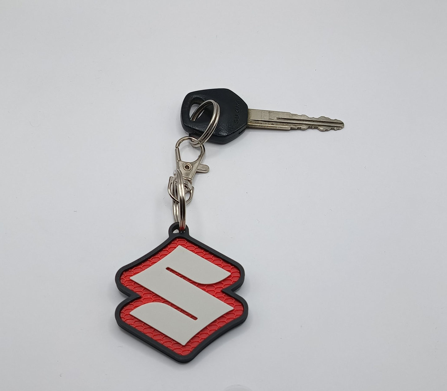Breloc Suzuki Motorsport Edition – Creat pentru Motocicliști și Pasionați de Adrenalina Suzuki