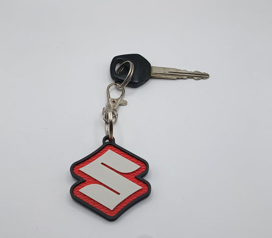 Breloc Suzuki Motorsport Edition – Creat pentru Motocicliști și Pasionați de Adrenalina Suzuki