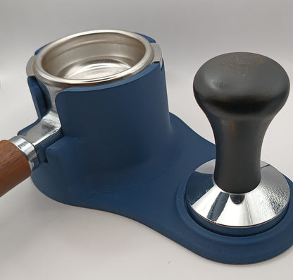 Kit tampare cafea cu suport portafiltru și tamper folosit la prepararea espresso