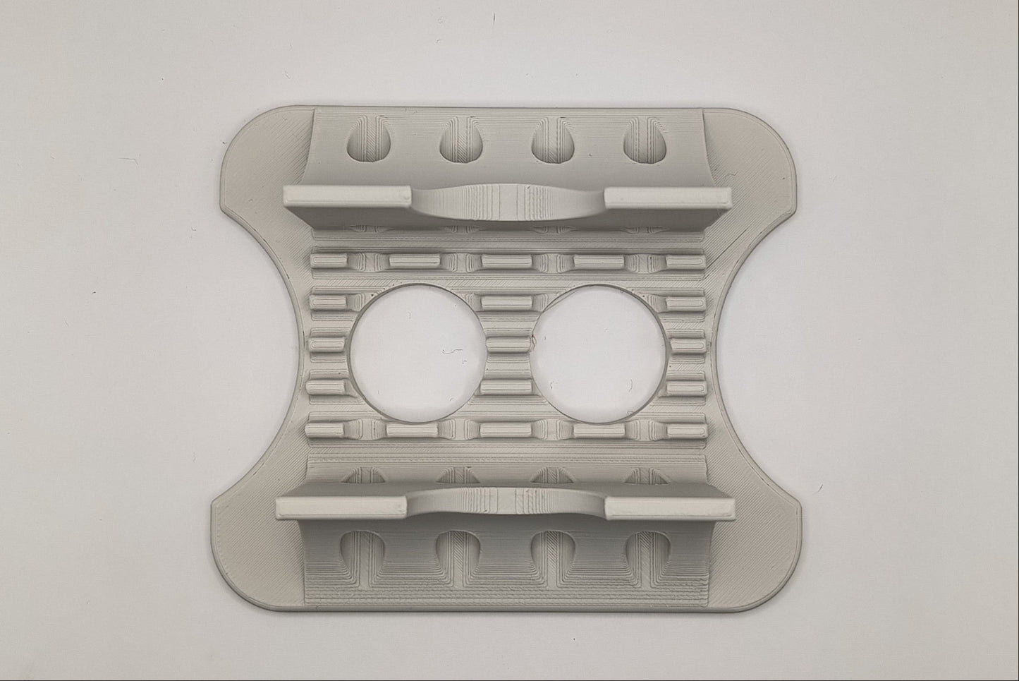 Sistem de fixare verticală pentru Mini PC care permite ventilația optimă și organizarea cablurilor pe masa de lucru