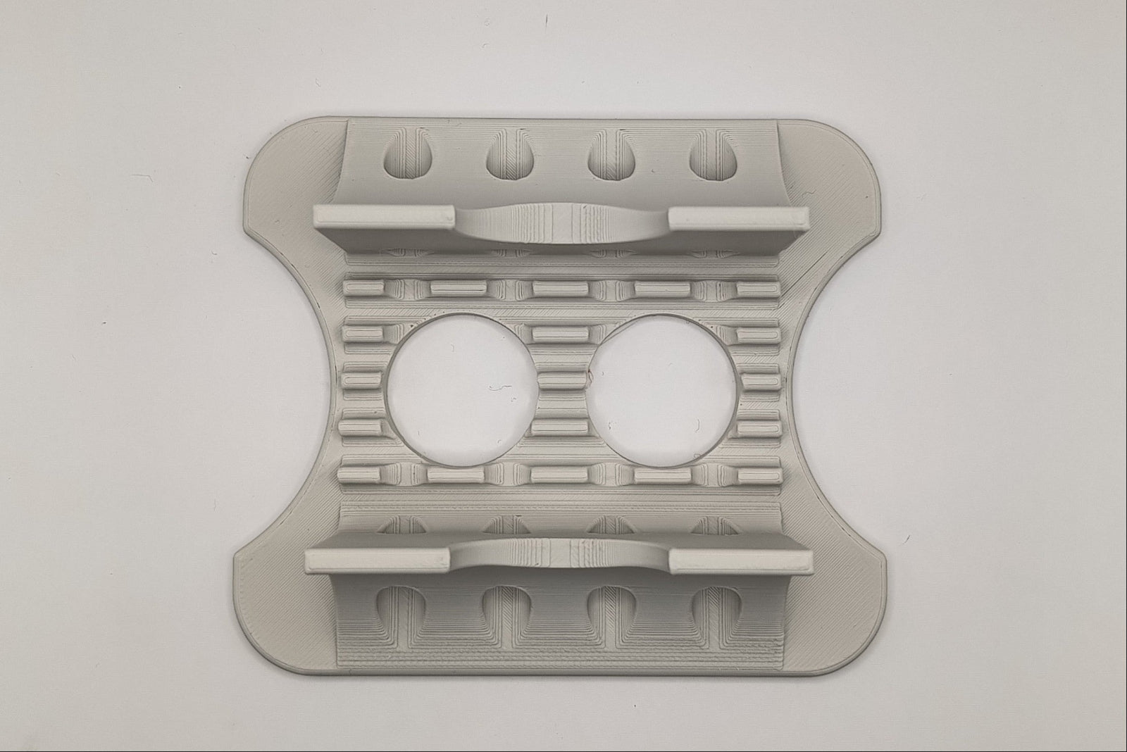 Sistem de fixare verticală pentru Mini PC care permite ventilația optimă și organizarea cablurilor pe masa de lucru