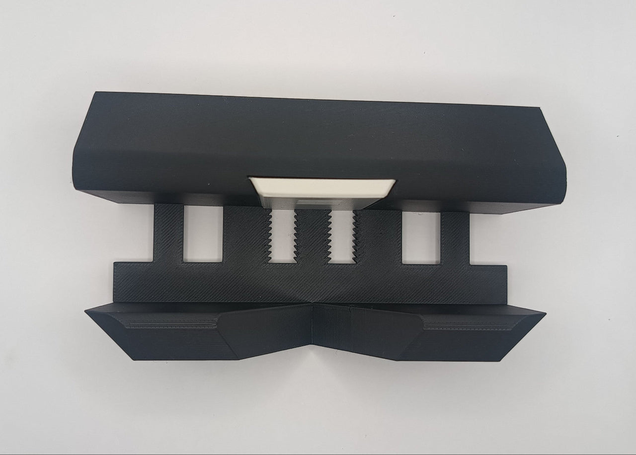 Suport laptop printat 3D din PLA negru rezistent cu finisaj texturat de la Atelierulde3d.