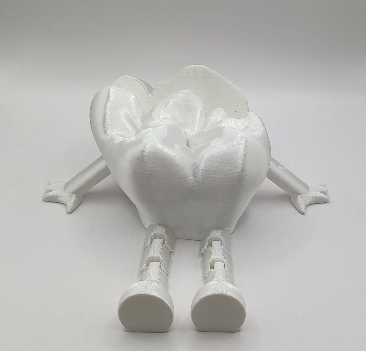 Accesoriu modern pentru cabinete stomatologice: suport de cărți de vizită în formă de dinte, printat 3D din material plastic alb lucios, un element decorativ practic și creativ.