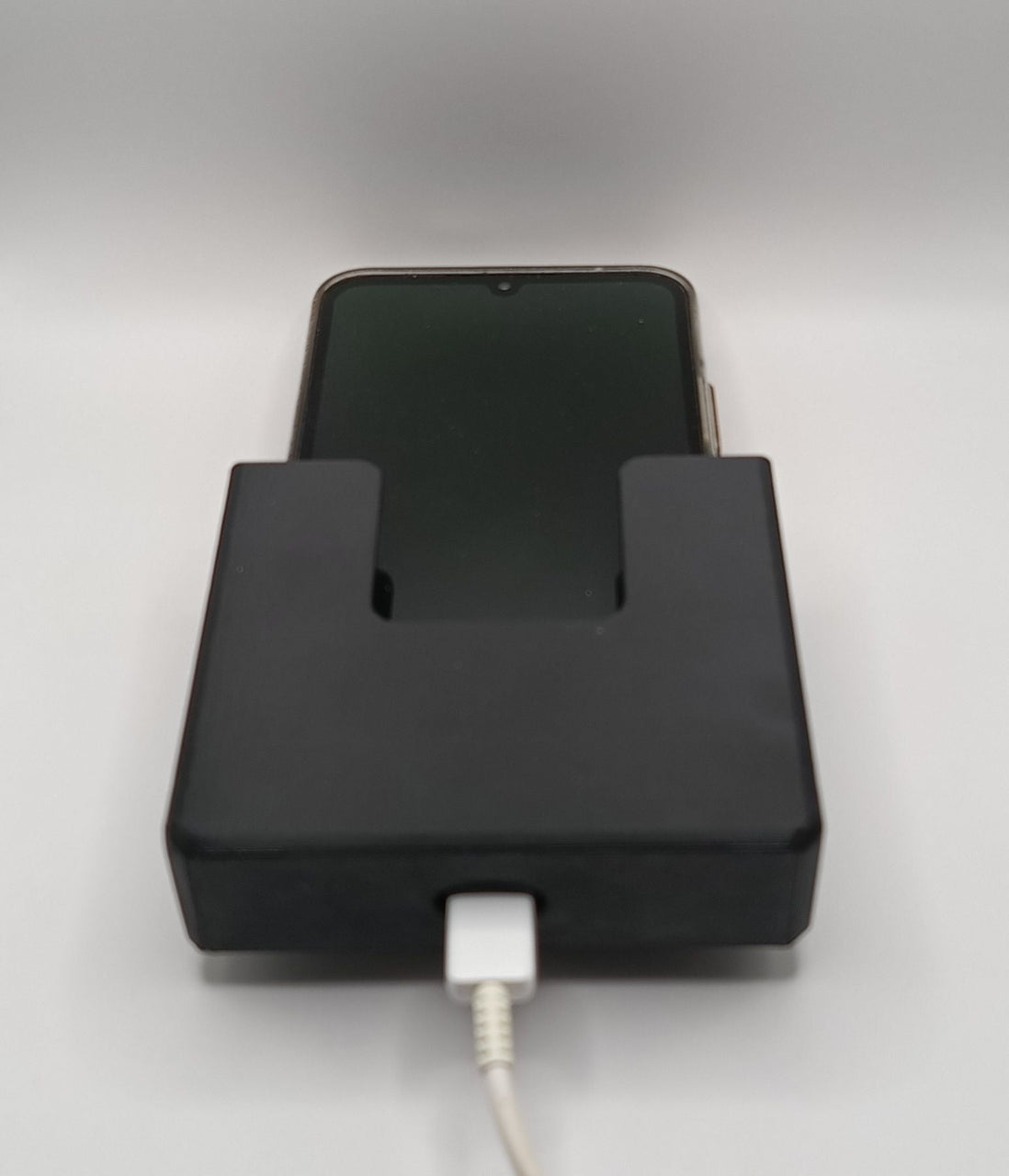 Suport telefon YouClip cu încărcare directă, printat 3D din PETG rezistent, produs în Arad de Atelierulde3D