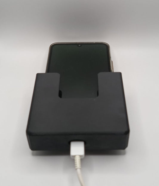 Suport telefon YouClip cu încărcare directă, printat 3D din PETG rezistent, produs în Arad de Atelierulde3D