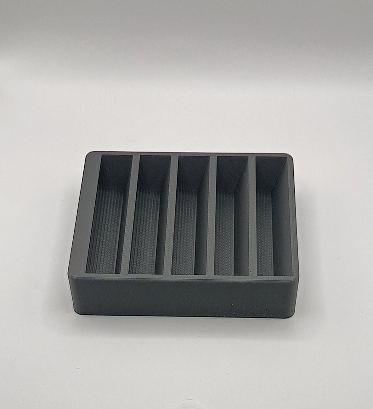 Organizator Profesional 3D pentru 5 Folii Protecție Ecran – Suport Desktop pentru Dealeri GSM & Service IT