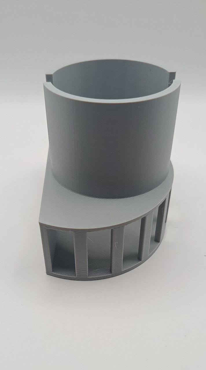 Deflector de aer instalat pe mufa sistemului de încălzire Truma în autorulotă, redirecționând căldura spre centrul habitaclului