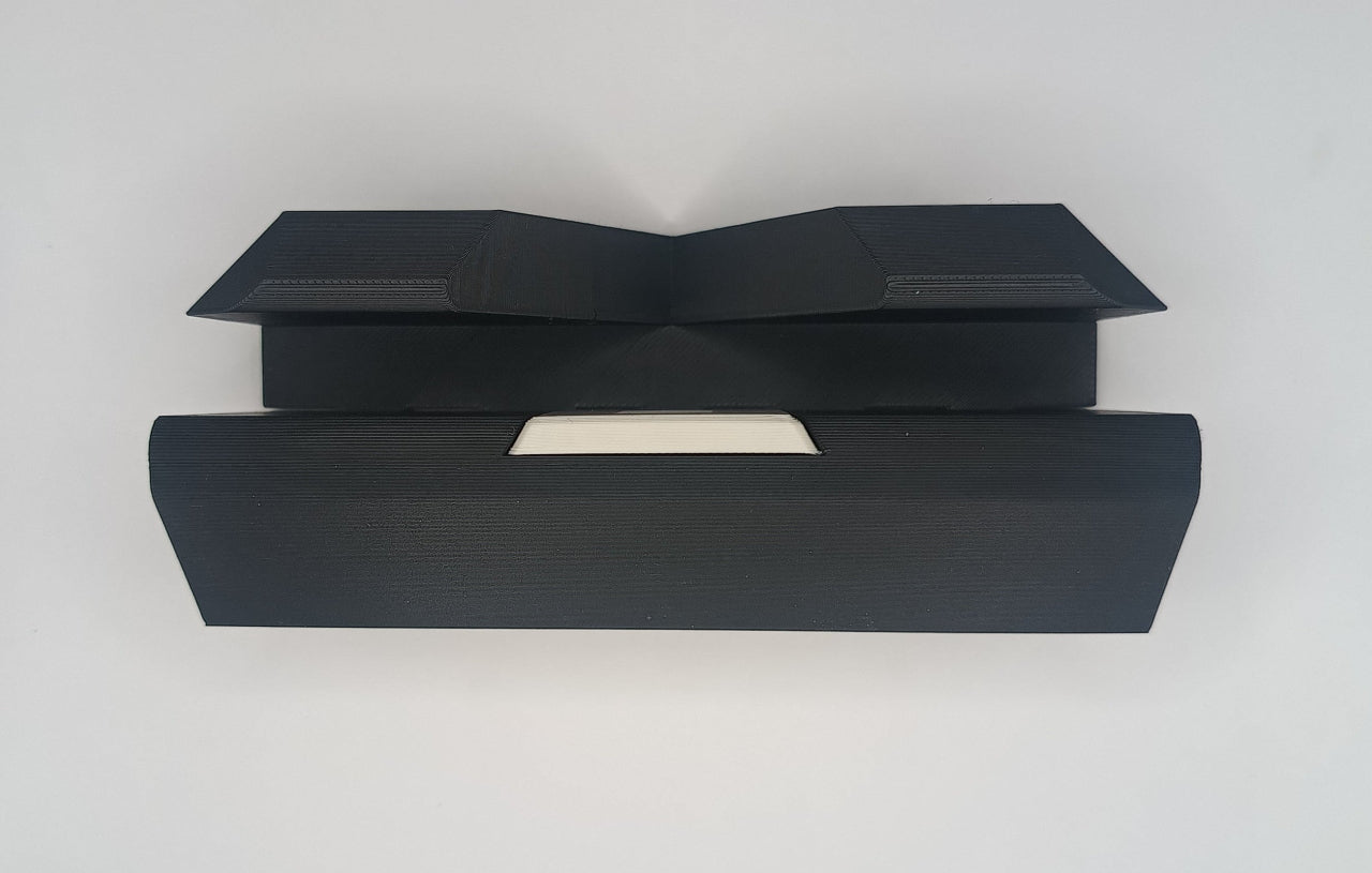 Accesoriu organizare birou pentru modul laptop clamshell cu deschidere ajustabilă până la 35mm.