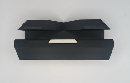 Accesoriu organizare birou pentru modul laptop clamshell cu deschidere ajustabilă până la 35mm.