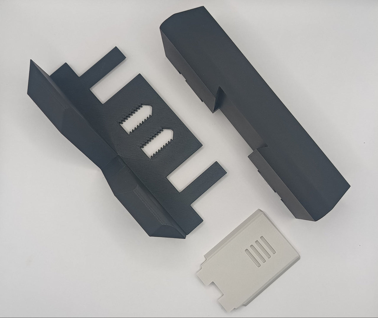 Suport laptop vertical reglabil negru cu textura mata pe birou minimalist