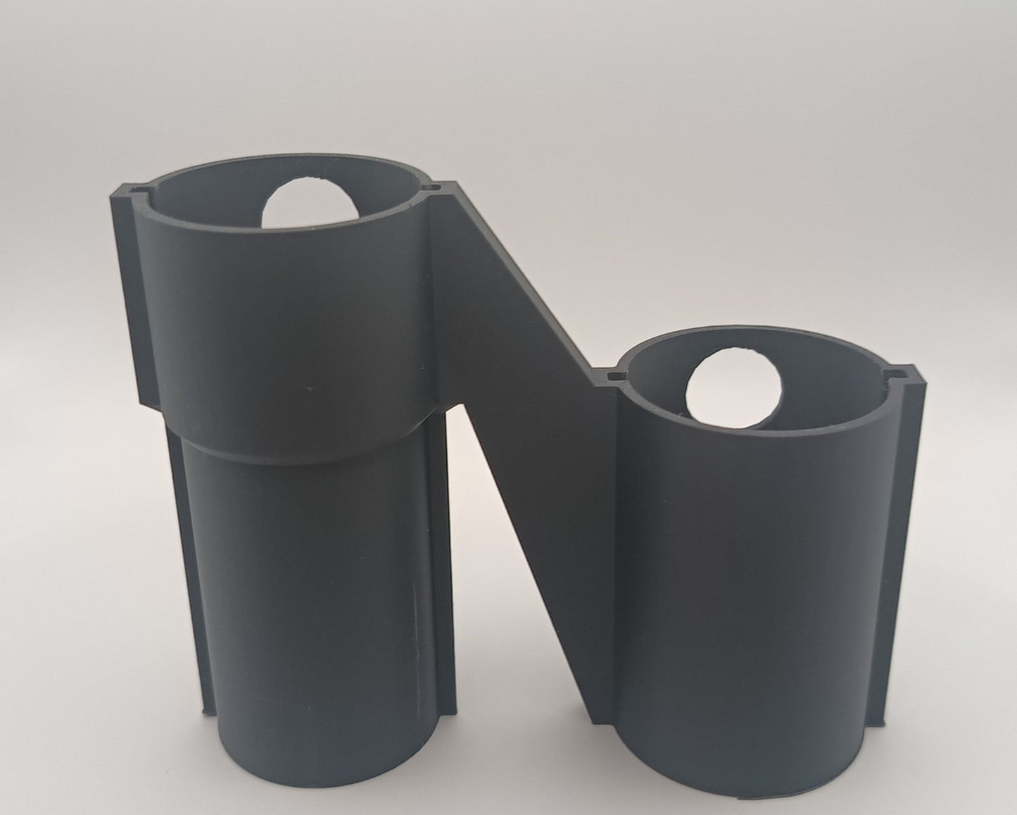 Suport cu 3 accesorii de aspirator Dyson montate, organizare eficientă acasă