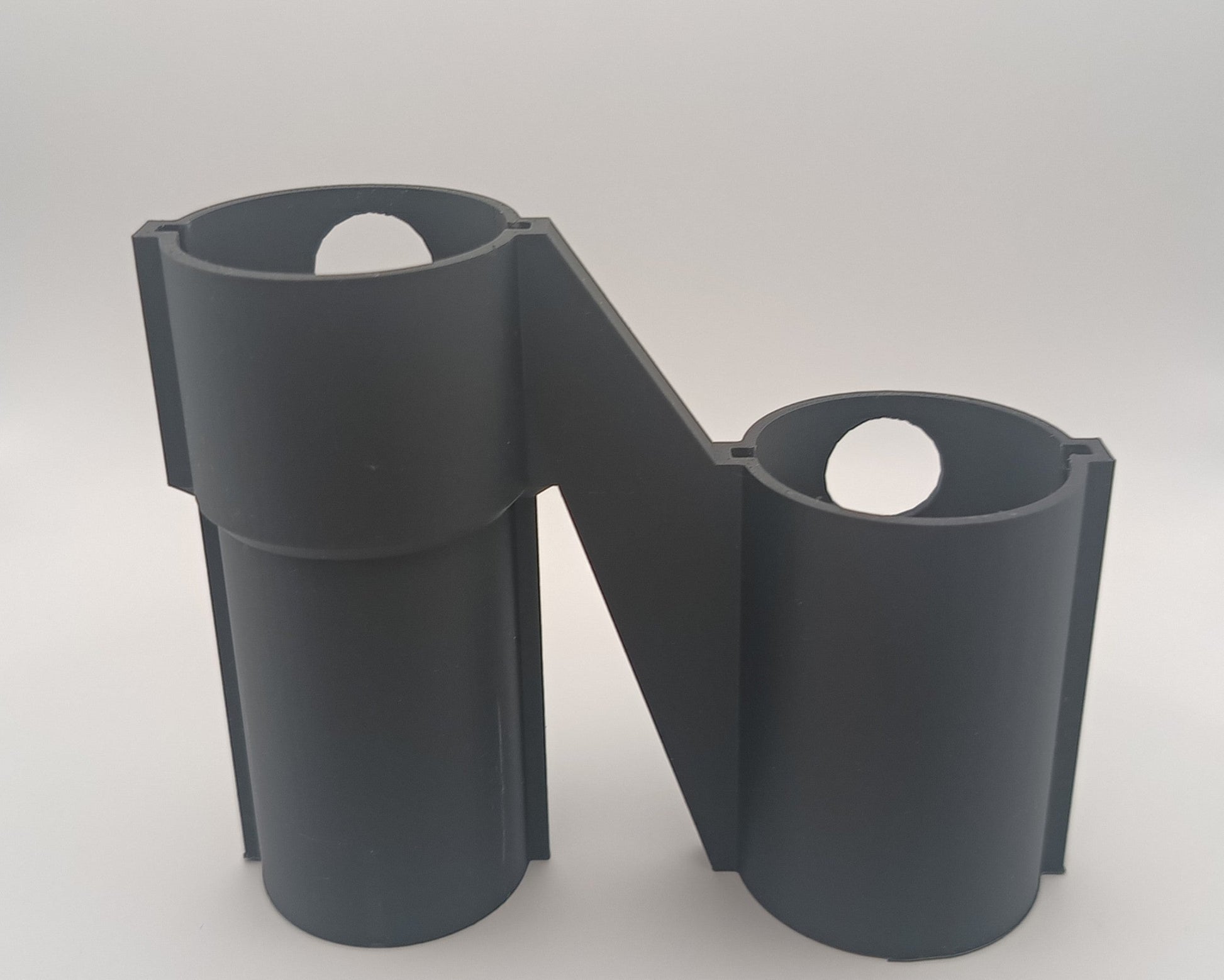 Suport cu 3 accesorii de aspirator Dyson montate, organizare eficientă acasă