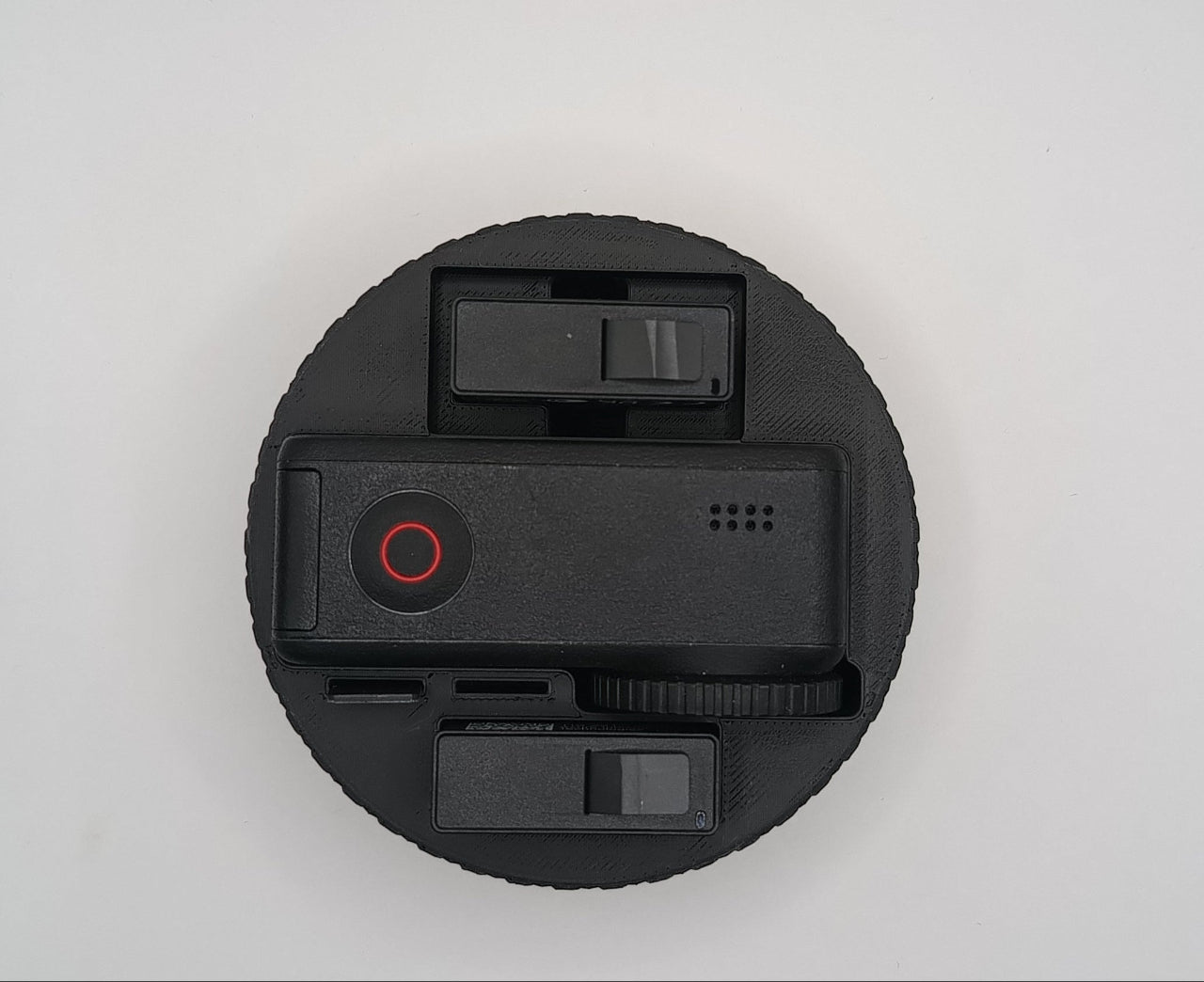 Compartimentare inteligenta printata 3D Atelierulde3d care mentine camera DJI Action, bateriile si cardurile MicroSD fixe si sigure