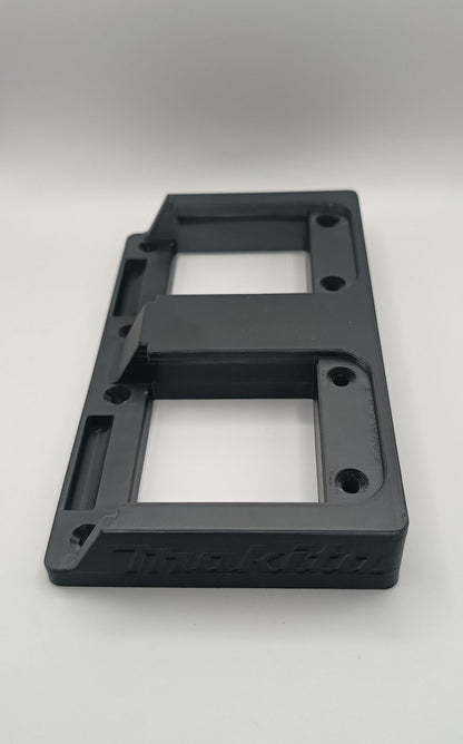 Detaliu fixare suport acumulatori Makita din ABS industrial cu orificii zencuite pentru montaj plat